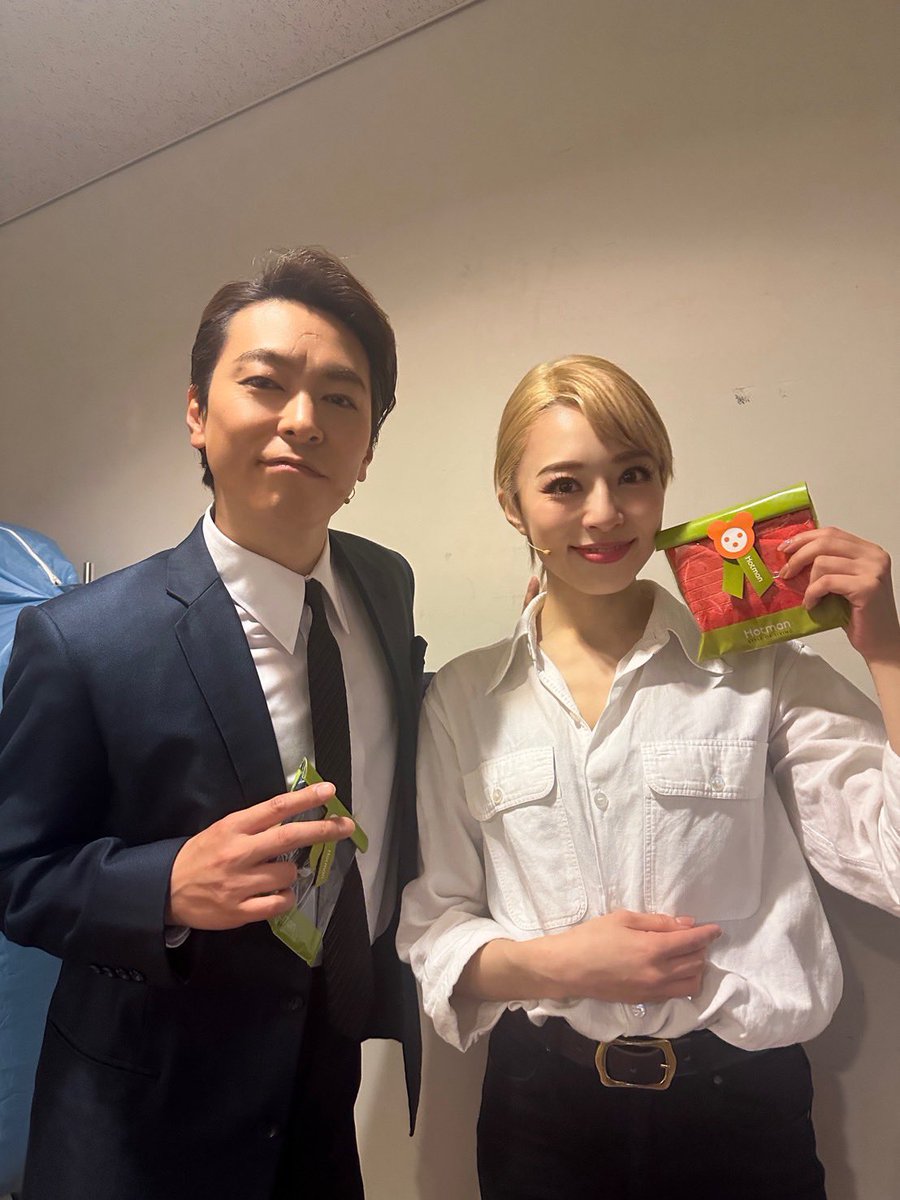 MITSUAKI_Field's tweet photo. なんだかんだ一番絡んだかもしれない

ピート　#上口耕平

いつも違う感情が流れてるリアルな芝居
毎回心が動かされておりました。

ラストのドラムソロ後に📸
ピートの目頭が…泣ける

一番絡まなかったかもしれない

アストリッド　#愛加あゆ

いつも純粋にお芝居と向き合う
その姿をみて力もらってました。

リスペクトなお二人。
素敵だったなぁ✨

ありがとうございました！！

#BACKBEAT
#大千穐楽