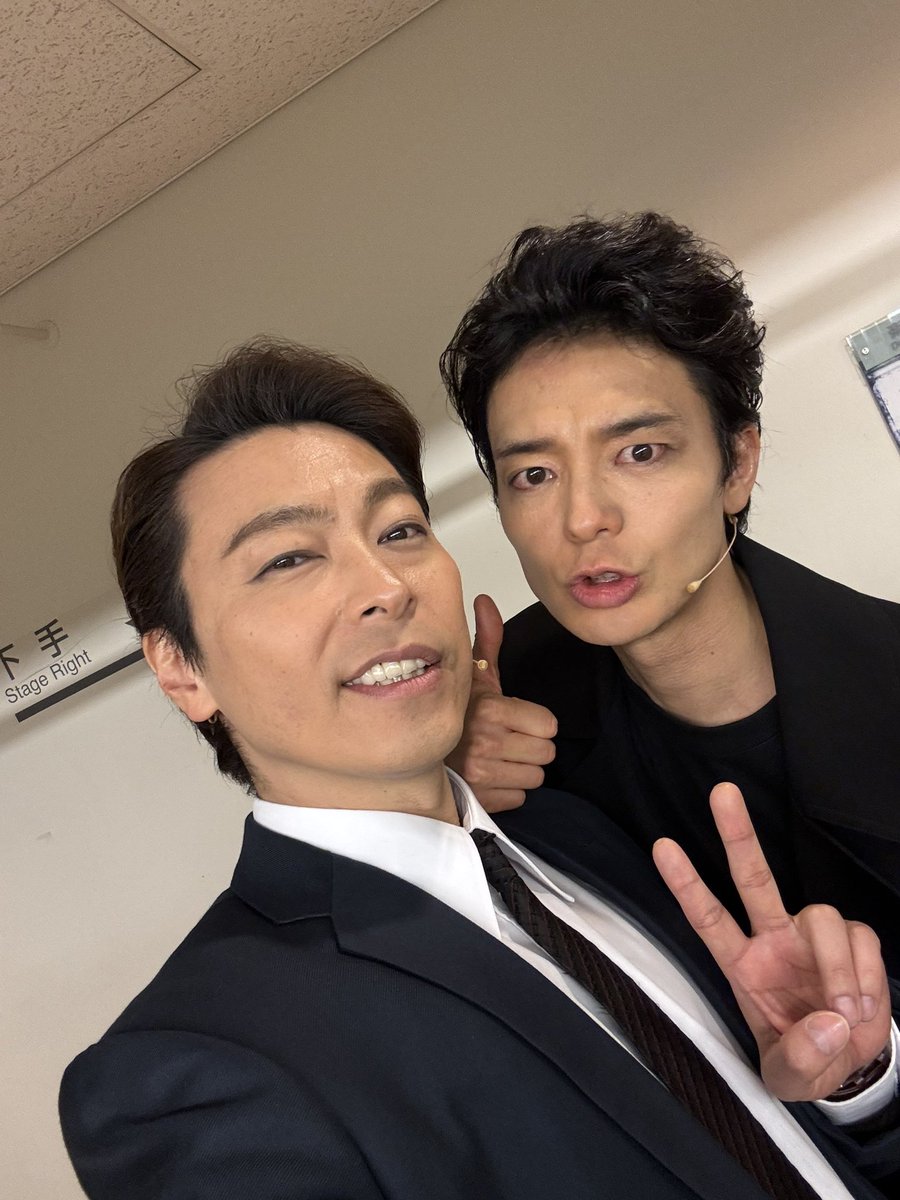 MITSUAKI_Field's tweet photo. なんだかんだ一番絡んだかもしれない

ピート　#上口耕平

いつも違う感情が流れてるリアルな芝居
毎回心が動かされておりました。

ラストのドラムソロ後に📸
ピートの目頭が…泣ける

一番絡まなかったかもしれない

アストリッド　#愛加あゆ

いつも純粋にお芝居と向き合う
その姿をみて力もらってました。

リスペクトなお二人。
素敵だったなぁ✨

ありがとうございました！！

#BACKBEAT
#大千穐楽