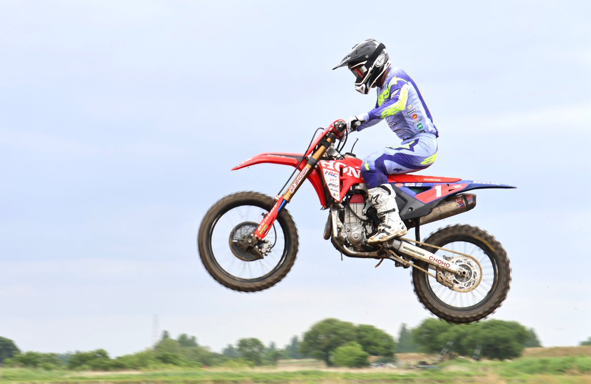 astemojp's tweet photo. JMX Rd.3 埼玉オフロードビレッジ🏍️
Astemoサポートライダー 大倉由揮選手がRace3優勝🥇

SHOWAサスペンションとNISSINブレーキが、過酷なコースコンディションでライダーを支えました💪

現場ではAstemoエンジニアが細かなセッティングを実施📊チームとともに戦っています🔧

#Astemo #SHOWA #NISSIN https://t.co/gIMMdLLBRf