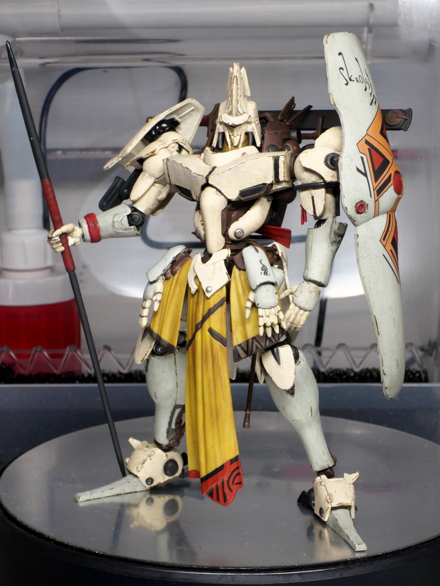 arekuma's tweet photo. MODEROID ニキ・ヴァシュマール 完成しました。
筆塗りだけでロボ塗ったのはほぼ初めてですが、モチーフ的にもぴったりでいい感じにできました。
操兵もっとプラモ出てほしいけど難しいだろうなあ……。
写真は簡易撮影なのでまたあとでちゃんと撮りたい。
#MODEROID https://t.co/HdPxamEmBx
