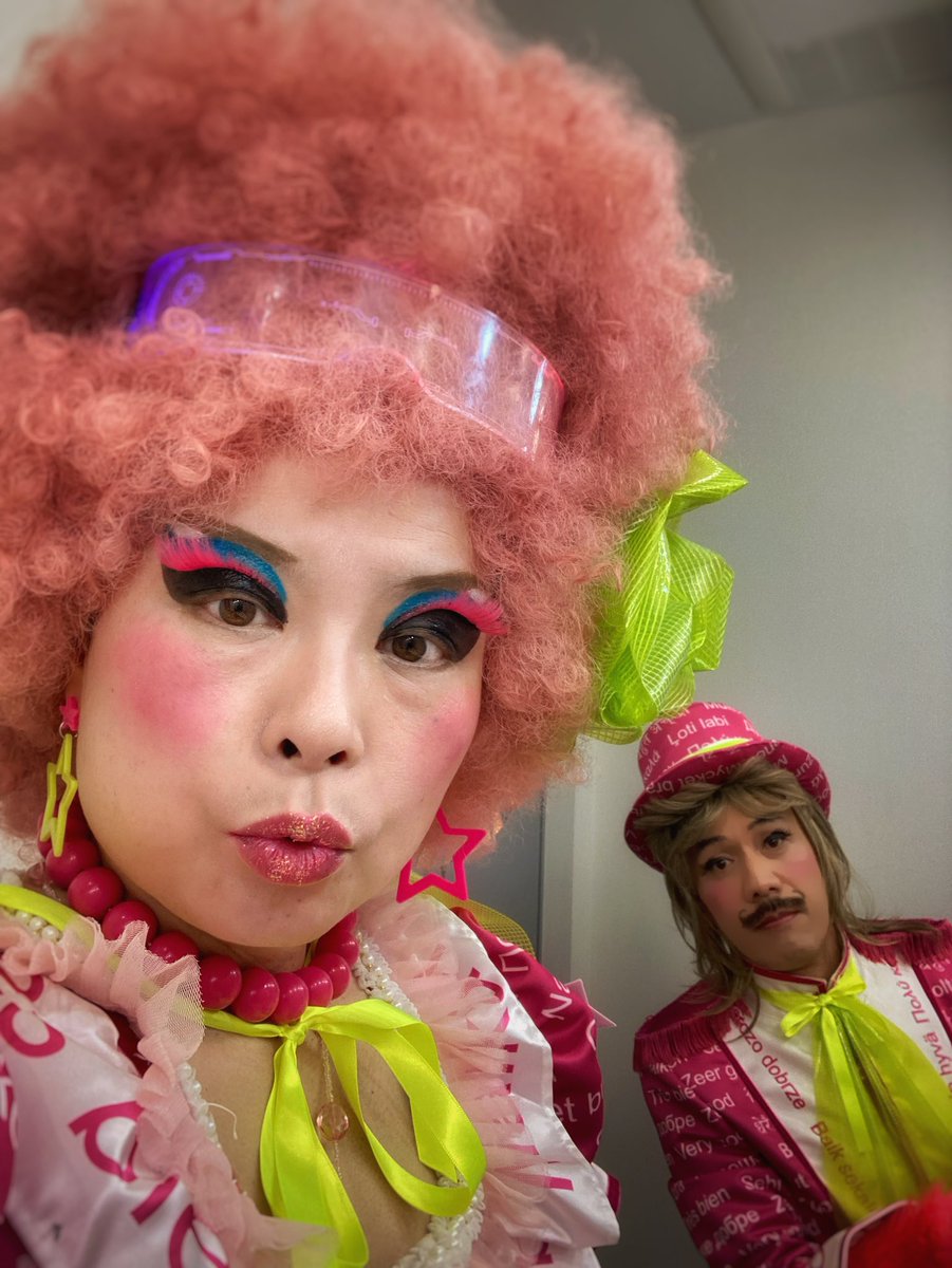 4miya4's tweet photo. 集い、歌い踊り、笑い合い、あなたにもわたしにも、やがて世界にも、平和カミングスーン🕊️
センキュー&amp;ありがとう🩷
#ヴァンサンカンリサイタル
#自撮りしてると入ってくるオッサンヌ https://t.co/tulXdncclM