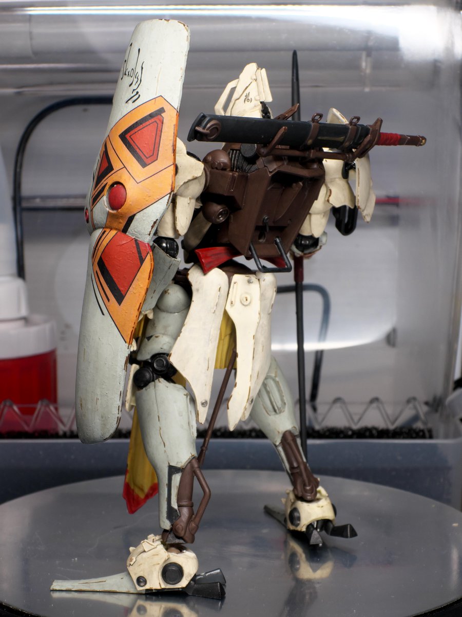 arekuma's tweet photo. MODEROID ニキ・ヴァシュマール 完成しました。
筆塗りだけでロボ塗ったのはほぼ初めてですが、モチーフ的にもぴったりでいい感じにできました。
操兵もっとプラモ出てほしいけど難しいだろうなあ……。
写真は簡易撮影なのでまたあとでちゃんと撮りたい。
#MODEROID https://t.co/HdPxamEmBx