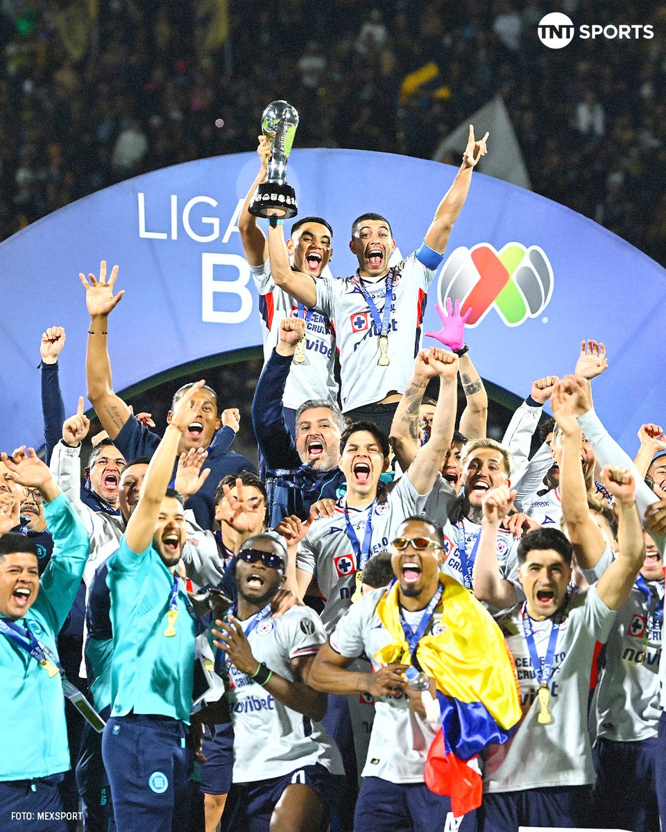 tntsportsmex's tweet photo. ¡CRUZ AZUL LEVANTÓ LA DÉCIMA! 🏆🔟

La gloria finalmente llegó a La Máquina. 🎉

#LigaMX https://t.co/AxPSN8lxXu