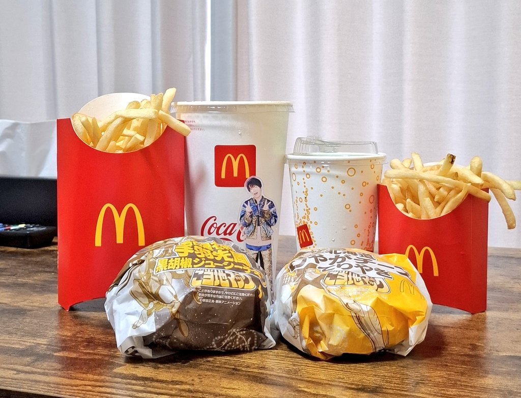 今日のお昼はマック🍔 娘がグランドセット注文して こんなデカイんだ