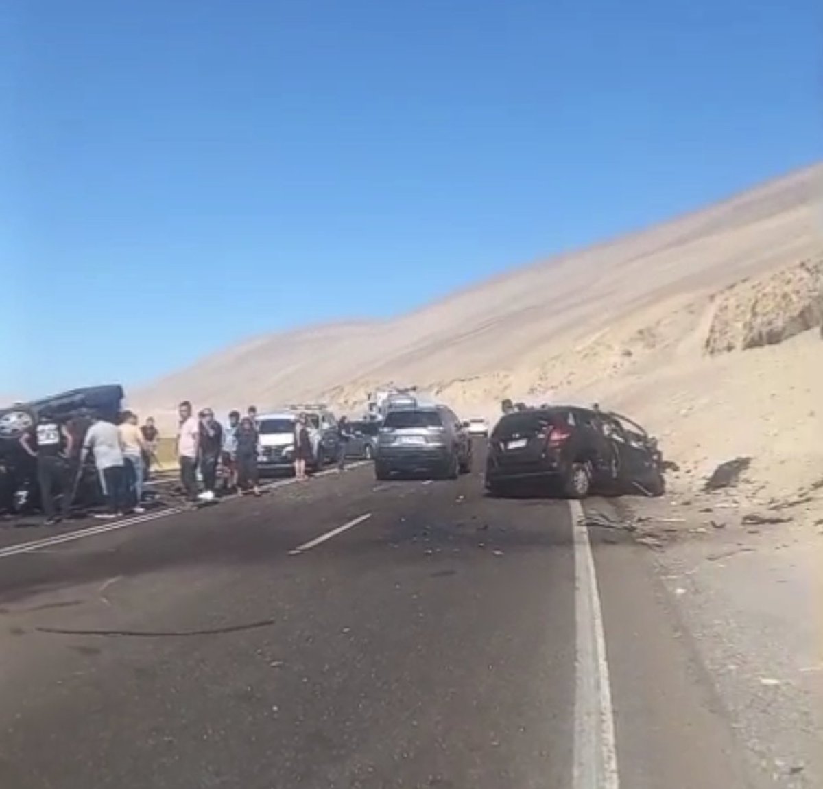 aricaldia's tweet photo. 2 personas fallecidas es el triste saldo de accidente vehícular en Cuesta Chaca
Por instrucción de la Fiscalía de Arica, SIAT investiga fatal accidente en ruta 5 norte.
Ambas víctimas fallecieron en el hospital local por lo grave de sus lesiones @Fiscalia_Arica @Aricabomberos https://t.co/mkTO1jGgcT