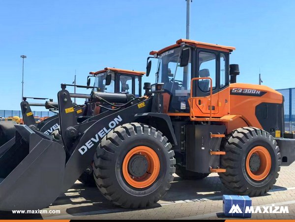 Maxizmcn's tweet photo. MAXIZM successfully exported one DEVELON SD300N wheel loader to Romania 🇷🇴🚜
✔️ 16.5 ton operating weight
✔️ 2.7 m³ bucket
✔️ 5,000 kg payload
#DEVELON #WheelLoader #MAXIZM #HeavyMachinery #ConstructionEquipment #Romania https://t.co/QQsGvJFam8