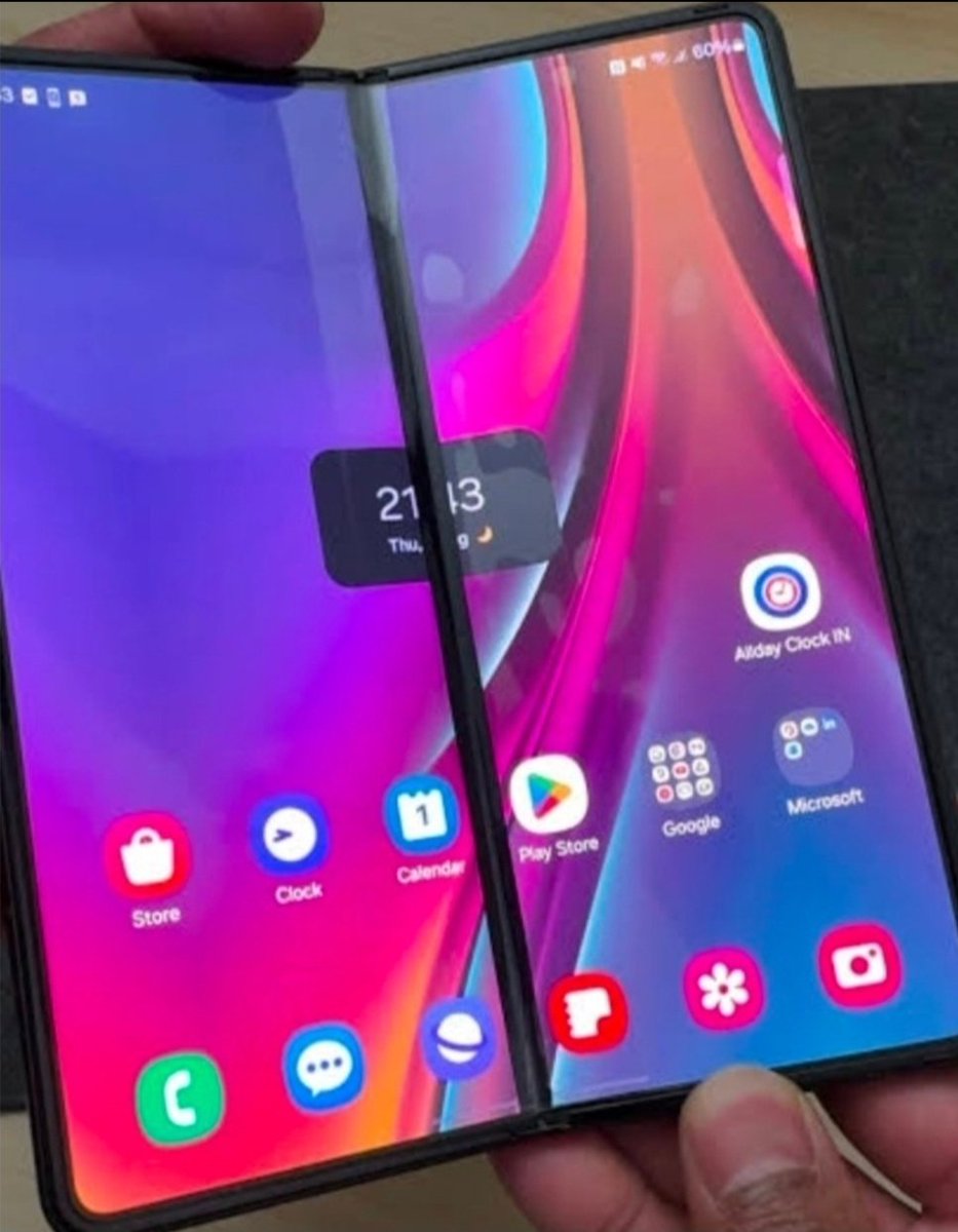 skhann20155's tweet photo. @TheGalox_ Look at this defect
Black line had appeared in the middle of the screen just between the folding door
This is manufacturing defect. @SamMobiles @SamsungMobile @SamsungGulf @SamsungSupport @SamsungMobileUS #qatar #fold8 #fold7 #fold6 #tmroh #Trending #virałpost https://t.co/C78KJCqfJb