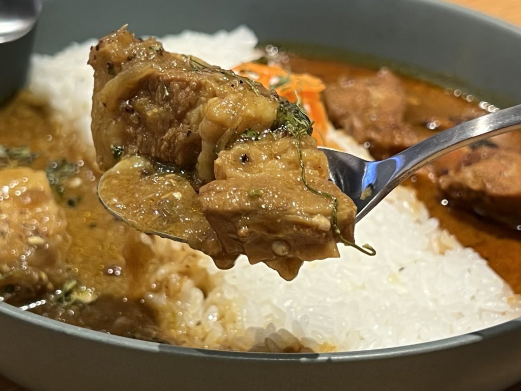 hm_currycell's tweet photo. 虎ノ門ヒルズ『虎ノ門横丁』カレーPOP UP
大好評だった『Authentic Curry KANESHIMA』に続く後半は、今回がブランドの初お披露目となる『CURRY FREAK カレーフリーク』

和素材と世界のスパイスを組み合わせ、鮮烈な刺激と軽やかさが共存するカレーを提供します。

・4種の山椒ポークカレー
「グリーンダイヤモンド」とも称される貴重な葡萄山椒で突き抜けるような爽やかさ。

・辛口！麹チキンカレー
塩麹と醤油にクローブがガツンと聞いた辛口カレー。

いずれも刺激的ながら胃に溜まる重さは皆無。
毎日食べられるカレーになっています。

あいがけで是非どうぞ。

虎ノ門横丁 POP UP​
②CURRY FREAK カレーフリーク​
5月25日（月）～5月28日（木）​
営業時間
11:30-15:00 17:00-23:00

バルホッピング企画にも参加しています。
＜バルホッピング提供メニュー＞
フード：お好きなハーフカレー、選べるおつまみ 1 品​
ドリンク：おすすめドリンク​
価格：1,500 円（税込）​
※写真はレギュラーサイズです​

#虎ノ門ヒルズ #toranomonhills #バルホッピング #虎ノ門横丁 #虎ノ門イベント