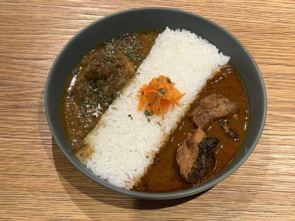 hm_currycell's tweet photo. 虎ノ門ヒルズ『虎ノ門横丁』カレーPOP UP
大好評だった『Authentic Curry KANESHIMA』に続く後半は、今回がブランドの初お披露目となる『CURRY FREAK カレーフリーク』

和素材と世界のスパイスを組み合わせ、鮮烈な刺激と軽やかさが共存するカレーを提供します。

・4種の山椒ポークカレー
「グリーンダイヤモンド」とも称される貴重な葡萄山椒で突き抜けるような爽やかさ。

・辛口！麹チキンカレー
塩麹と醤油にクローブがガツンと聞いた辛口カレー。

いずれも刺激的ながら胃に溜まる重さは皆無。
毎日食べられるカレーになっています。

あいがけで是非どうぞ。

虎ノ門横丁 POP UP​
②CURRY FREAK カレーフリーク​
5月25日（月）～5月28日（木）​
営業時間
11:30-15:00 17:00-23:00

バルホッピング企画にも参加しています。
＜バルホッピング提供メニュー＞
フード：お好きなハーフカレー、選べるおつまみ 1 品​
ドリンク：おすすめドリンク​
価格：1,500 円（税込）​
※写真はレギュラーサイズです​

#虎ノ門ヒルズ #toranomonhills #バルホッピング #虎ノ門横丁 #虎ノ門イベント
