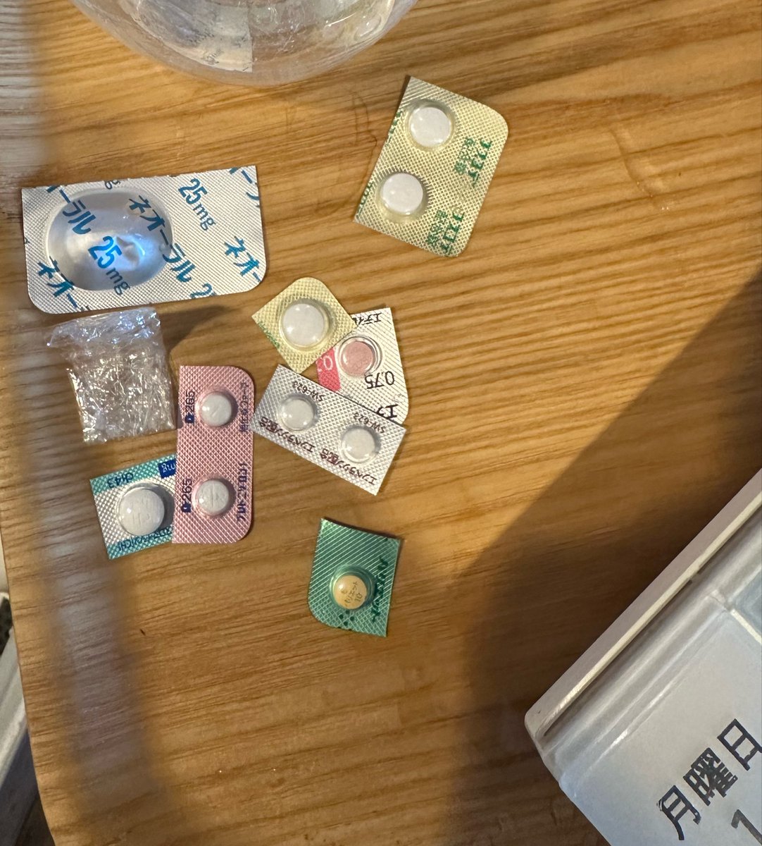 Tina_682's tweet photo. 今朝飲んだ薬。
持病の薬に加えて、長引いてる咳の薬もありかなりの量。
��れにくわえて、ステロイドの吸入薬と抗生剤も。
でもそのおかげで、投薬始めて2日目からは、夜中3時頃咳と痰で起きてたのがなくなり、喉のイガイガも治った🙆‍♀️✨
1ヶ月以上続いてたけど、とうとう終わりが見えてきた😭 https://t.co/BqMVx8pYVj