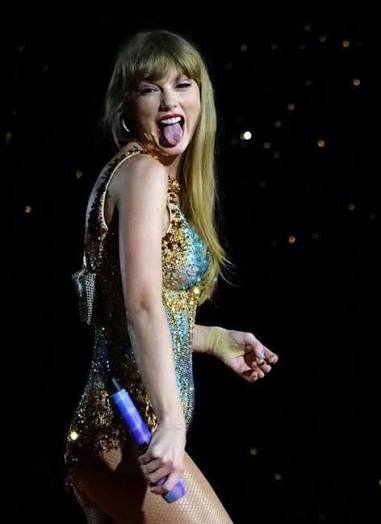 SmileItOff's tweet photo. @Stevensully99 me when I realized I was there for the only rep era and the fair weather fans will never be https://t.co/0otU9z804l