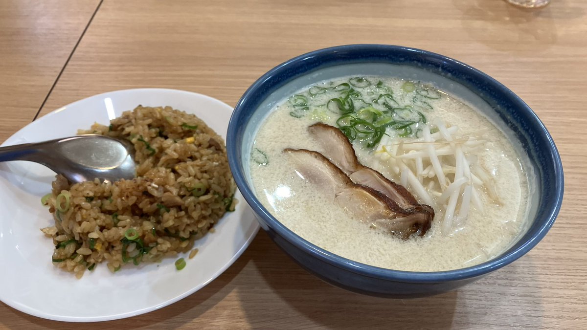 n_whites's tweet photo. 今日は西明石方面にお仕事〜
って事で、ランチはコチラ初訪問♪
前から気にはなってたとこ(^^)
おすすめが白湯って事でランチ100円炒飯と。
昔ながらのコク有るスープに細めな麺。
鶏チャが自慢らしく濃い味で歯応えもあり旨し！
慣れると色々面白そうなお店やね！

#はるちゃん@玉津 https://t.co/BDD1P0c0xd