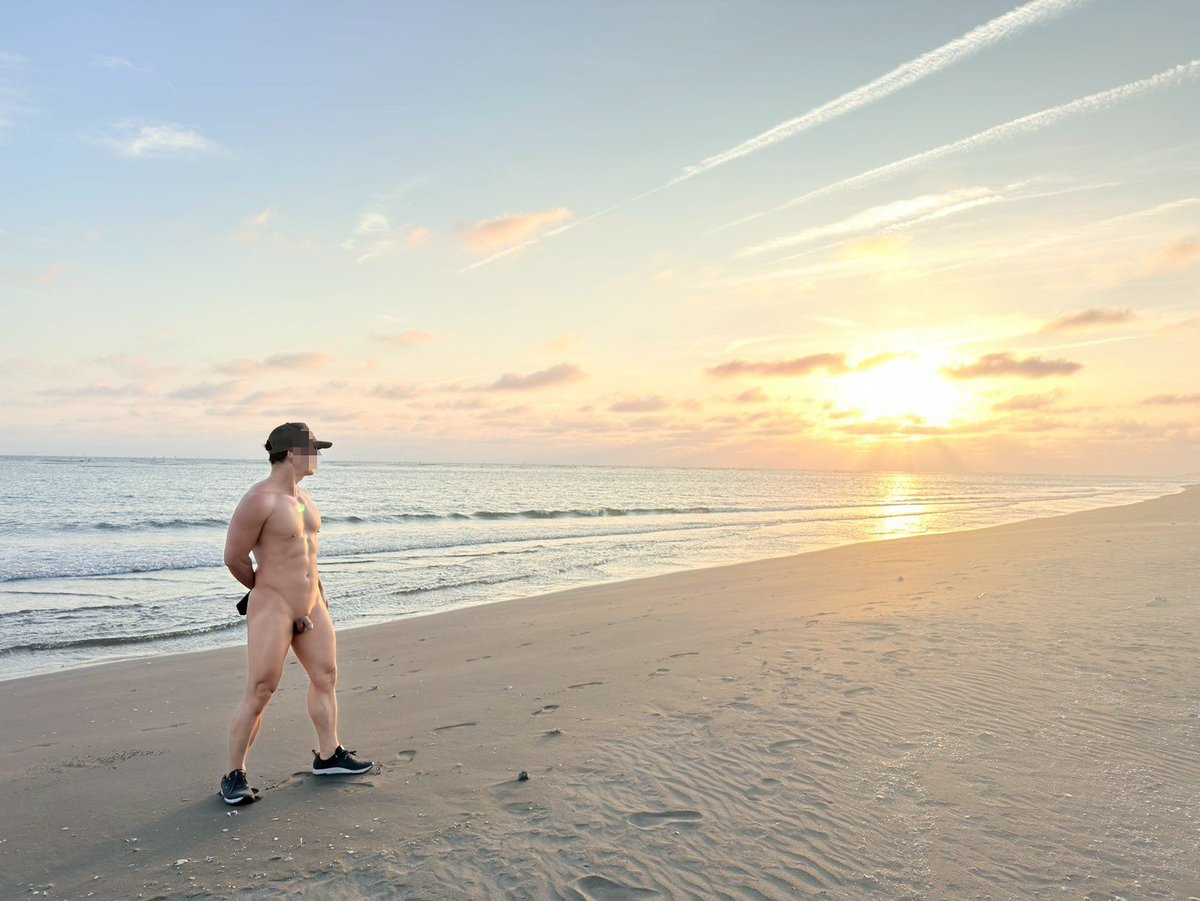 mending323161's tweet photo. Nude on the beach ⛱️ https://t.co/tdRUFozWRG
