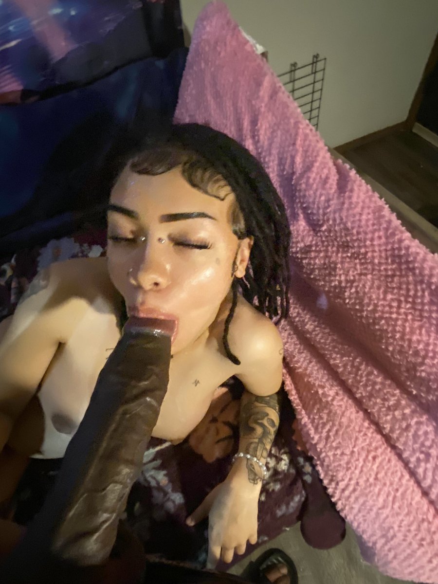 Fvmoussex's tweet photo. Does somebody know who this girl is? I’ve been seeing her everywhere.😍 #fvme https://t.co/LZ8qmb35gR