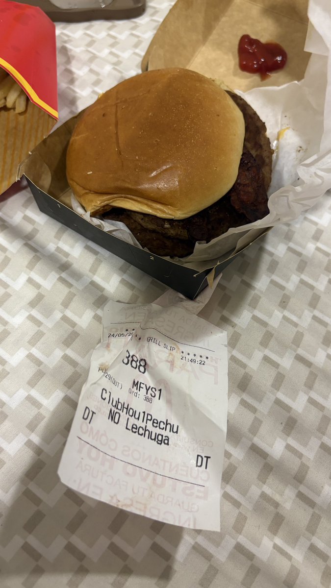 H4RRY_PAPI's tweet photo. Pedí una Clubhouse de pollo por la app para recoger en Automac y me dieron una doble carne. YO NO PUEDO COMER CARNE. Boté la plata porque esa hamburguesa no sirve y me tocó acostarme sin comer. Y no es la primera vez que pasa. ¿Qué pasa con sus pedidos, @McDonaldsCol ? https://t.co/mTGQqzSqQE