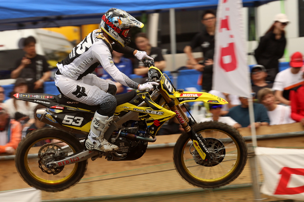suzukicojpmotor's tweet photo. 【全日本モトクロス選手権 第3戦 21Groupカップ】
アクシデントと怪我を乗り越え福村がヒート3で7位、総合14位
https://t.co/CNlZJlcJCy
#スズキ #JMX #OFV https://t.co/BTvd8zwq3R