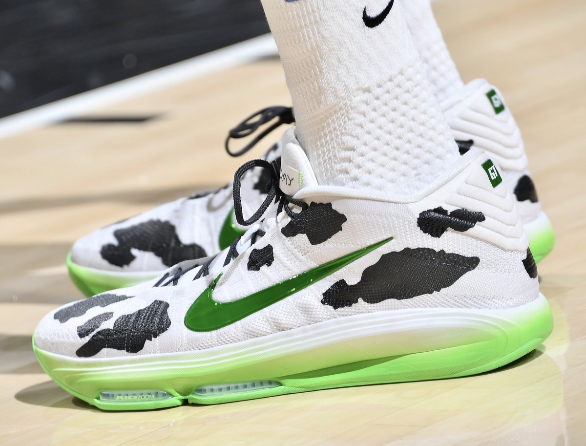 JustFreshKicks tweet media