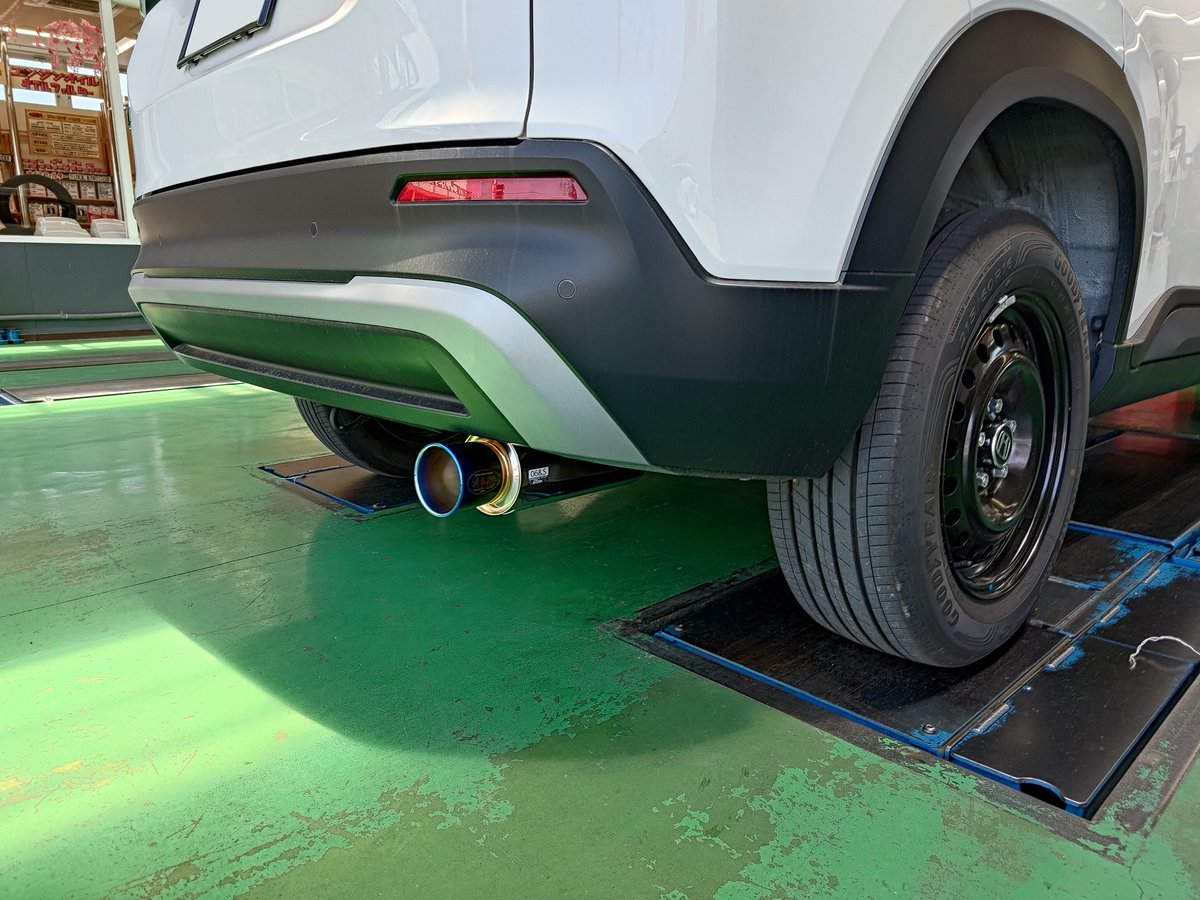 tg_isesaki's tweet photo. ホンダ WR-Vのマフラーを交換させていただきました!
柿本「GTbox 06&S」です。
中低速のトルクをあまり犠牲にしない設計のため、街乗りもしやすいモデルです!
テールエンドもチタン焼風エンドなのでしっかり「変えた感」も出ますね~。
#ホンダ #WRV #DG5 #柿本 #マフラー #タイヤガーデン https://t.co/G5eDHlrD5j