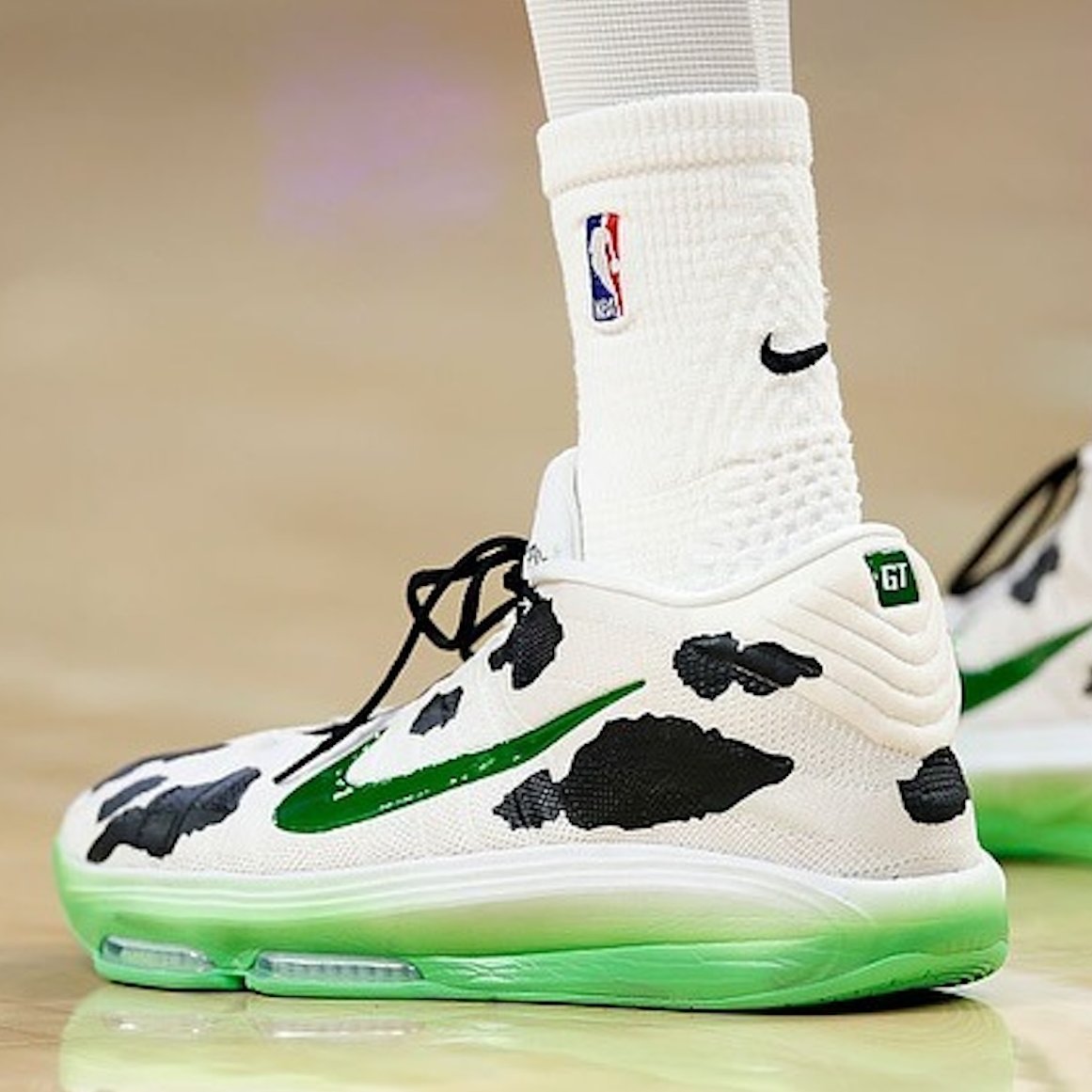 JustFreshKicks tweet media