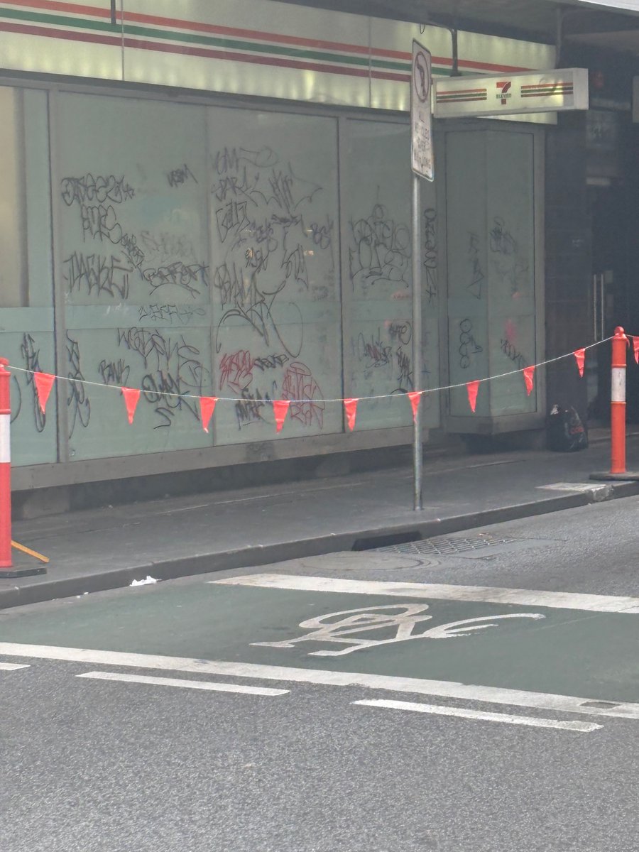parsonitis's tweet photo. @7ElevenAus how is this acceptable as a franchise owner? I've reported this for months and it's such an eyesore.
Corner little Collins and Elizabeth street, Melbourne https://t.co/iscqH512IX
