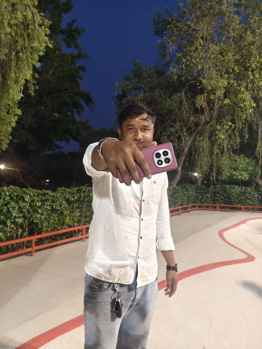 Sanskar9598's tweet photo. Hands-on with the all-new Redmi Note 15 SE 🔥
Slim design, vibrant 120Hz AMOLED display, solid battery backup &amp; smooth day-to-day performanc
The Crimson Reserve  ❤️@XiaomiIndia @RedmiIndia @pixelwithme @xfclucknow @s_anuj @gautmeluv @sandeep9sarma @alvintse
#HandsOn #RedmiNote15SE https://t.co/hCu5RpbOWL