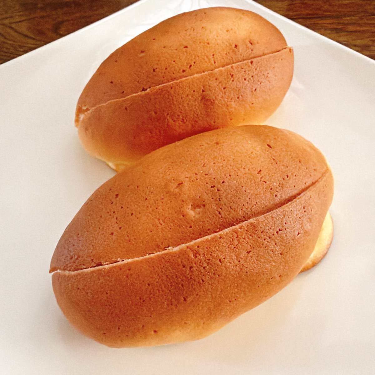 wkobe_bread's tweet photo. フレッシュ

サクサクのビスケット生地をふんわりとした菓子パン生地にのせて焼き上げ、ホイップしたフレッシュバターをサンドしています。優しい甘さの懐かしい味わいで、年齢や性別を問わず人気のロングセラーです。

https://t.co/4C7hJK1erg
#本日のパン https://t.co/fUe9HfbP1b