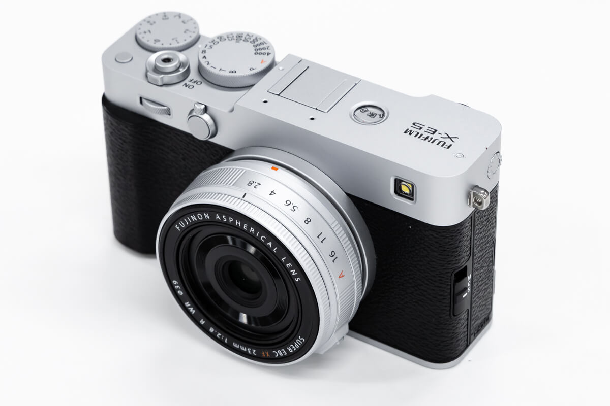 富士フイルム(FUJIFILM)のミラーレス一眼カメラ? 【FUJIFILM X-E5】を 