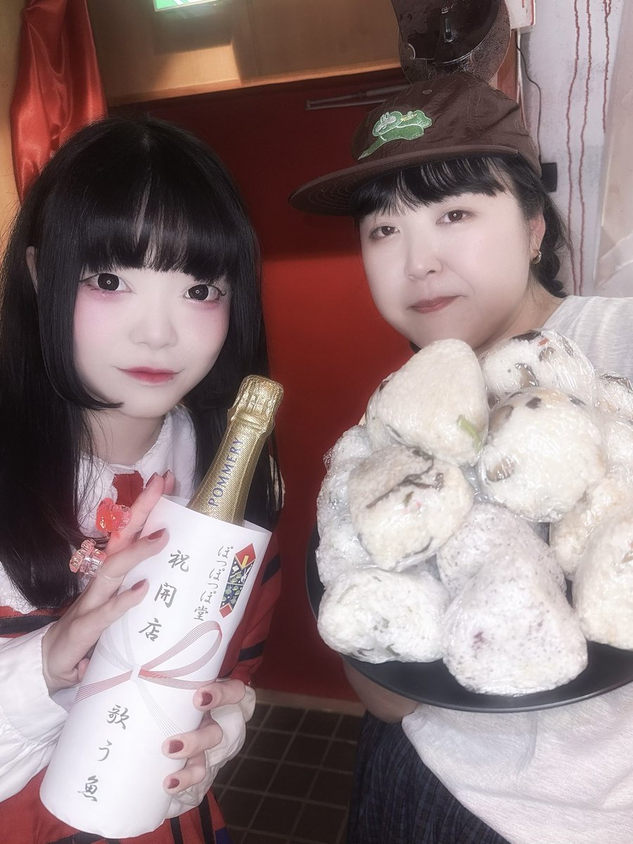 popopodoooo's tweet photo. 🔴 開港 🔴

／

マユカさんとおにぎりが来店❣️

＼

❤️‍🔥ぼけちゃん @bokechandayo 
🍙マユカさん@GGmayuka 

23時までお待ちしております❤️‍🔥

Wi-Fi🛜開通✨️
VISA、マスター 
タッチ決済対応済👛✨️

#ぽ堂 グループ展
#かわいいあのこにぽっぽっぽ 
開催中🎀🎀

ぽっぽっぽ～🚢💭 https://t.co/JfoxsIRB5u