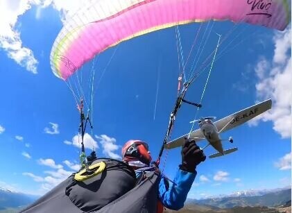 le_Parisien's tweet photo. « J’ai du mal à y croire » 

😱 Les images incroyables d’une parapentiste qui survit à une collision avec un avion de tourisme en Autriche

➡️ https://t.co/zvtCcx4ZwK https://t.co/KfOGaTYMq1