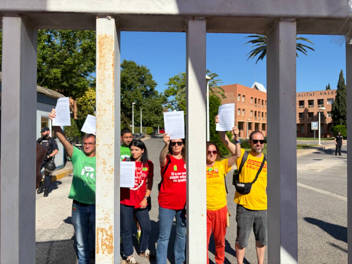 UGT_SP_PV's tweet photo. Hui hem registrat una proposta d’acord per a la millora del sistema educatiu que negociarem a les 16h
Esperem una voluntat real de diàleg per posar fi a la vaga educativa
Que ens hàgem trobat les portes tancades no és, precisament, la millor de les senyals
https://t.co/Rq7m4RY44f https://t.co/ckXkufOtpN
