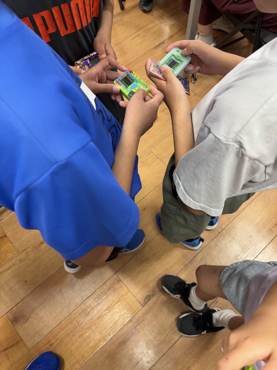 crimson2128_'s tweet photo. 小学生の子らがデジモンを持ち寄ってバトルする。こんな光景が再び見られて、とっても幸せ✨🥹 https://t.co/eQuhbKgA56