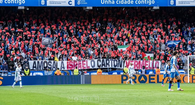 ultras_antifaa's tweet photo. #DeportivoLaCoruña supporters group Riazor Blues are known for their antifascist identity and support for Palestine. The group also took part in the “Show Israel the Red Card” campaign. 

In the section where Riazor Blues stand, it is possible to see Che Guevara, Antifa and Palestinian flags at almost every match.