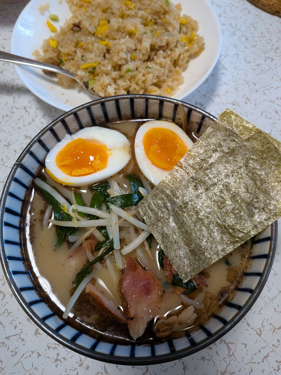 rule_kind's tweet photo. ニラもやし炒めに海苔と半熟さらに冷凍チャーハンまでつけちゃうもんね https://t.co/x5GQtC15oz
