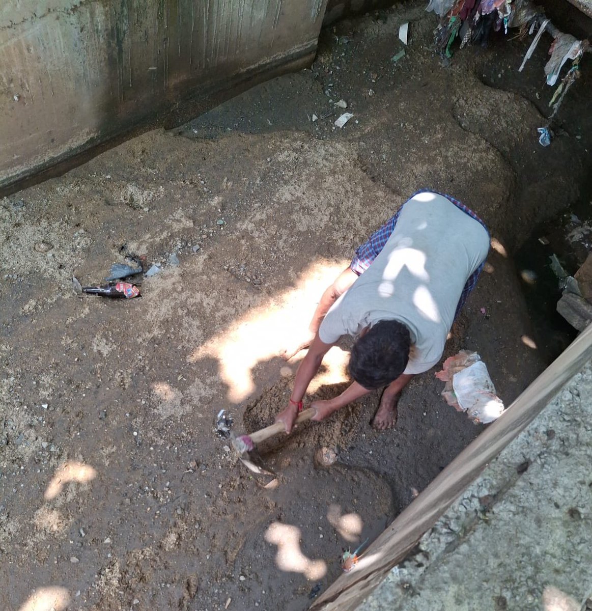 BCCCofficial's tweet photo. 🚧 SWD AMC cleaning work is in progress near 📍 Gulbarga Colony under Bengaluru Central City Corporation.
The work is being carried out to ensure smooth storm water flow and prevent waterlogging in the area.
#SWDCleaning #GulbargaColony #DrainageWork #NammaBengaluru https://t.co/m6KPMGCYsp