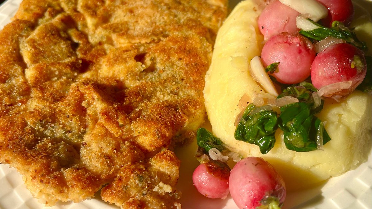 FuelAfter40's tweet photo. Ingredients (serves 2 generously):

For the radish-spinach topping:
- 100–150 g fresh radishes
- 1 small onion, finely diced
- 2 garlic cloves, crushed
- Big handful of fresh spinach leaves
- 1–2 tbsp olive oil
- Splash of chicken bouillon (or good stock)
- Splash of white wine (demi-sweet works great)
- Salt & pepper

For the rest:
- 2 chicken breasts, pounded thin
- Egg + breadcrumbs for breading
- Butter + milk/cream for mashed potatoes (4–5 medium potatoes)
- Salt, pepper, and a little flour if needed for the cotlet

Tip:
Don’t overcook the spinach - keep it bright green and with a bit of bite. The slight bitterness of the radish caramelising balances the crispy chicken and creamy potatoes perfectly.

Simple ingredients, one clever upgrade, and the plate looks and tastes restaurant-level.

Which part are you most tempted by - the crispy cotlet, the creamy mash, or that caramelised radish topping?
