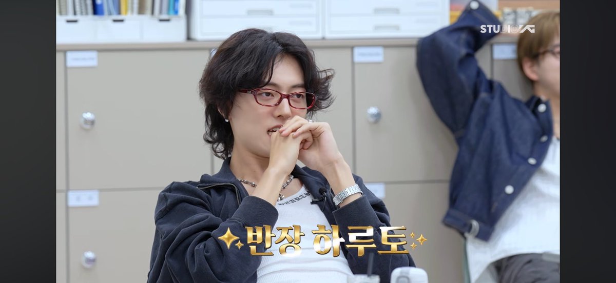 sahisunib's tweet photo. mulai comeback nanti pas 1 juni, sistem leader di treasure diubah jadi ketua kelas dan wakil ketua kelas. bukan cuma sistemnya aja tapi orang nya ganti juga dari hasil polling members.

jadi sekarang di treasure ketua kelas nya haruto dan wakil ketua nya jaehyuk. Makanya disini ada upacara pengahargaan dan lengser nya asahi junkyu (cmiiw) . Terima kasihhh kerja kerasnya uri leaders asahi junkyu 🥹💖 semangatt buat uri banzangz rutoo jaehyukkkk!!! 🔥🔥