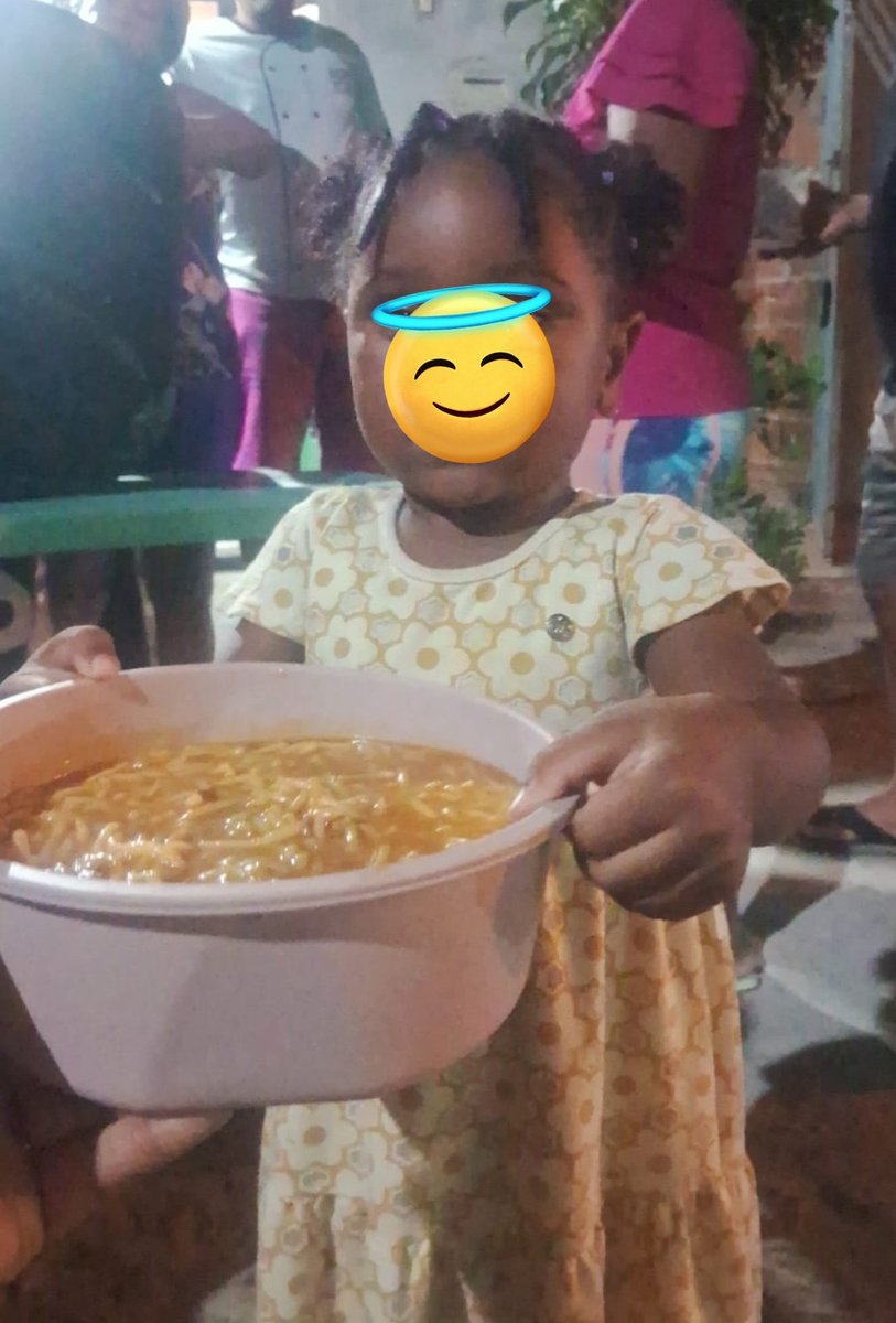 adrianaramossi's tweet photo. Amanheceu e ja to aqui cedinho pra pedir ajuda pro sopao de hoje, ontem nao conseguimos fazer a ação por falta de doações, e é muito triste saber que as pessoas que contam com essa sopa ficaram sem ela ainda mais nesse tempo frio.
Estamos hoje lutando pelos ingredientes da sopa e por agasalhos para as crianças das comunidades do sopão 
Ajude urgente🙏
Pix adriana.rc.drikaa@gmail.com