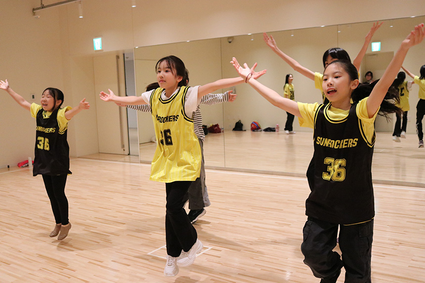 TokyoSunrockers's tweet photo. ＼ 参加者募集中！／
イベント出演＆ダンス体験レッスン開催📣

6/7(日)「本町コミュニティセンター 1st Anniversary Event」にて
サンロッカーズダンススクールが出演✨

オープニングで迫力のパフォーマンス🔥
さらに【体験レッスン】にも参加できます！

「ダンス初めて…」という方こそ大歓迎！
プロ講師と一緒に楽しく体を動かそう💃

⏰時間
①14:20〜15:10（雨天時13:45〜）
②15:20〜16:10（雨天時14:30〜）

📍渋谷本町コミュニティセンター
📝各回15名限定（先着）
👉埋まり次第受付終了！お早めに💨
https://t.co/OT1QGw3YPQ

#サンロッカーズ渋谷 #東京サンロッカーズ
#Bリーグ
#キッズダンス