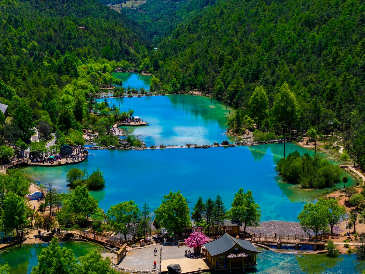 LijiangAmazing's tweet photo. Snow mountains, turquoise water, cascading streams, and endless forests come together to create a picture-perfect landscape. 📸

#BlueMoonValley #Lijiang #Yunnan #JadeDragonSnowMountain #ChinaTravel #NatureLovers #TravelChina #SummerVibes #BeautifulChina 💙🏔️🌊✨ https://t.co/zhuRh2NgoH