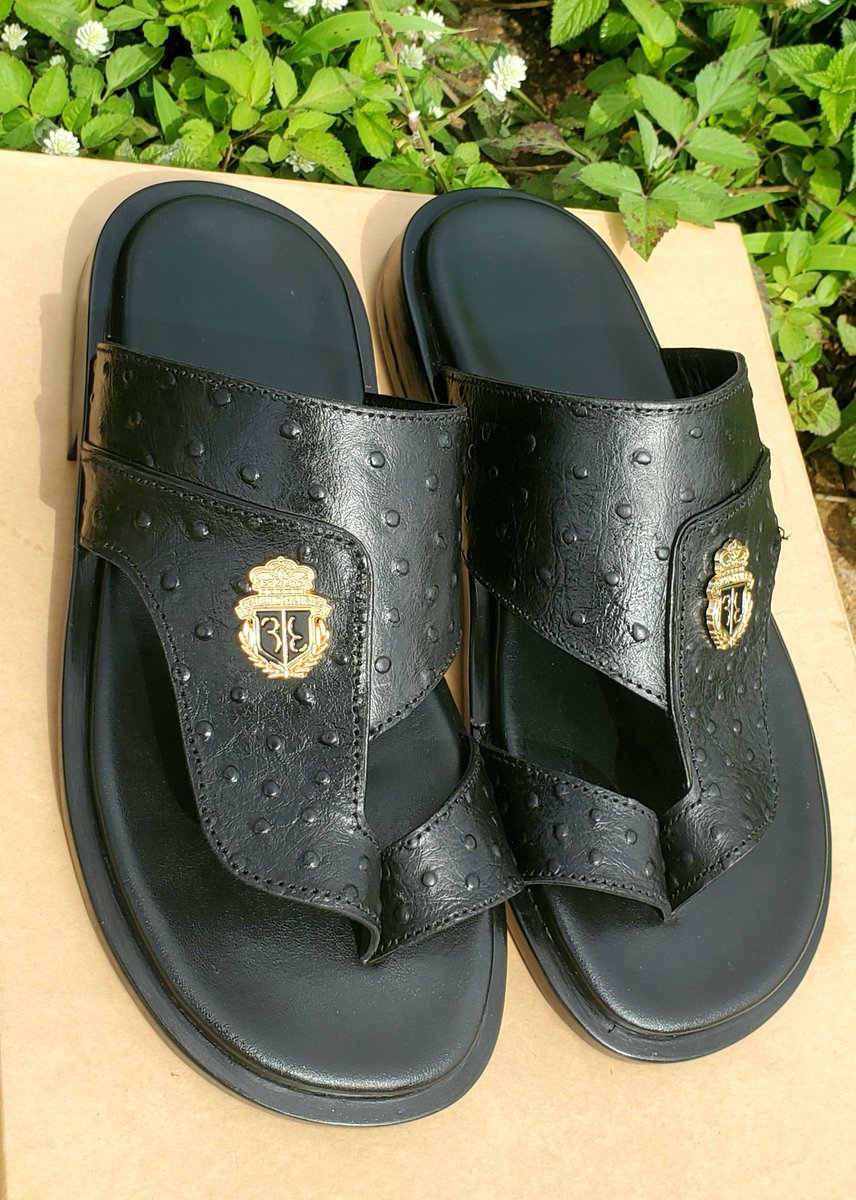 OriginalPeejay's tweet photo. ORIGINAL MEN SANDALS 

Designed purposely for the very best modern men native style.

#proudlymadeinjos #peejayoriginals #peejayfootwears #luxury #leathershoes #arewa #sandals #nigeria #abuja #lagos #kano #madeinjos https://t.co/YN7emNFrO6