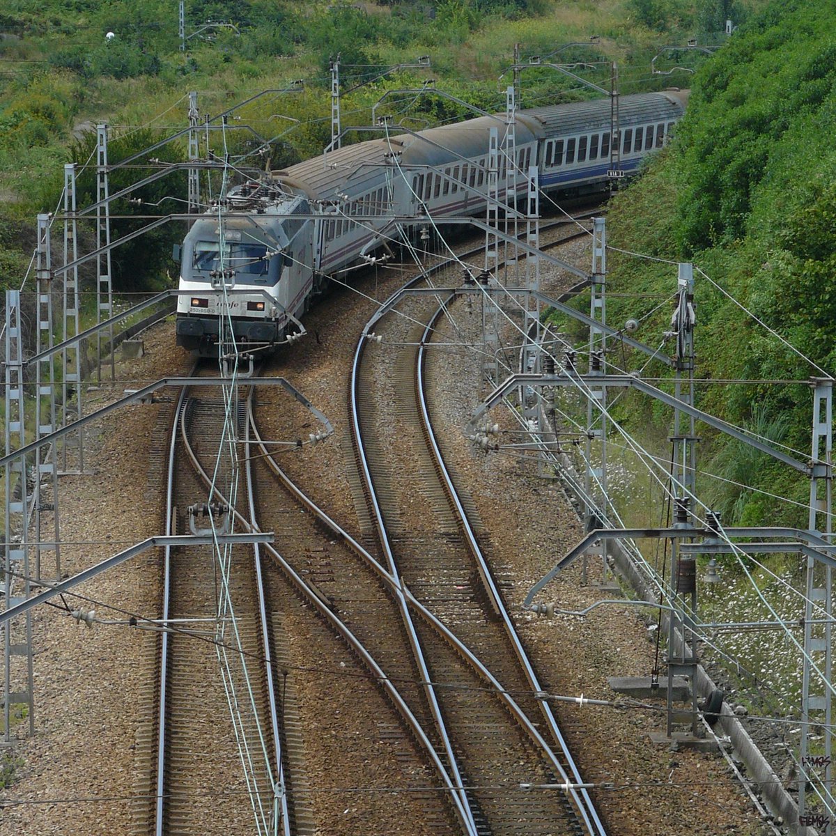 Alcalde1El's tweet photo. El expreso de Barcelona entrando en Gijon https://t.co/eEYeJE8gMk