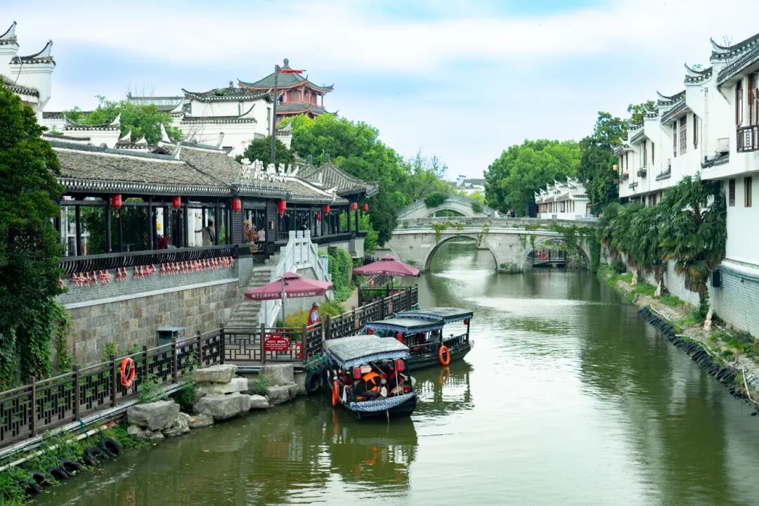 HefeiChina's tweet photo. Wander through #Hefei's ancient lanes this early summer. From Huaihe Road's timeless hustle to Sanhe's water-town poetry, and hidden gems like Huangtun Old Street โ every brick and beam holds a gentle story of the past. #VisitHefei #ChinaTravel๐ฎ๐ https://t.co/uqATbhZuV5