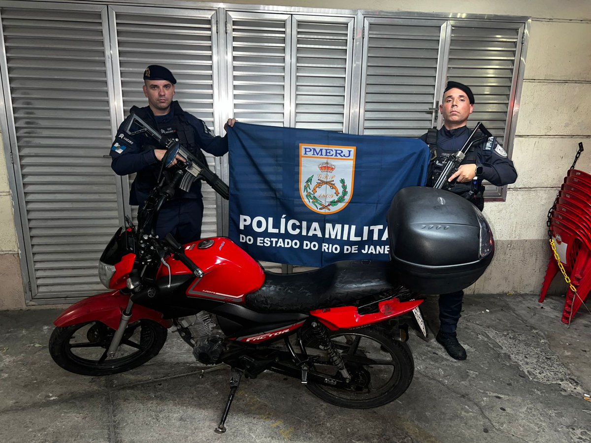 PMERJ's tweet photo. 🎯 PRISÃO EM FLAGRANTE | 📍São Cristóvão
Policiais da #UPPMangueira e do #4BPM prenderam em flagrante dois criminosos, na madrugada desta segunda (25), durante ação realizada na R. Vieira Bueno. Com eles, duas armas e uma motocicleta foram apreendidas. https://t.co/mOWNzZLjmR