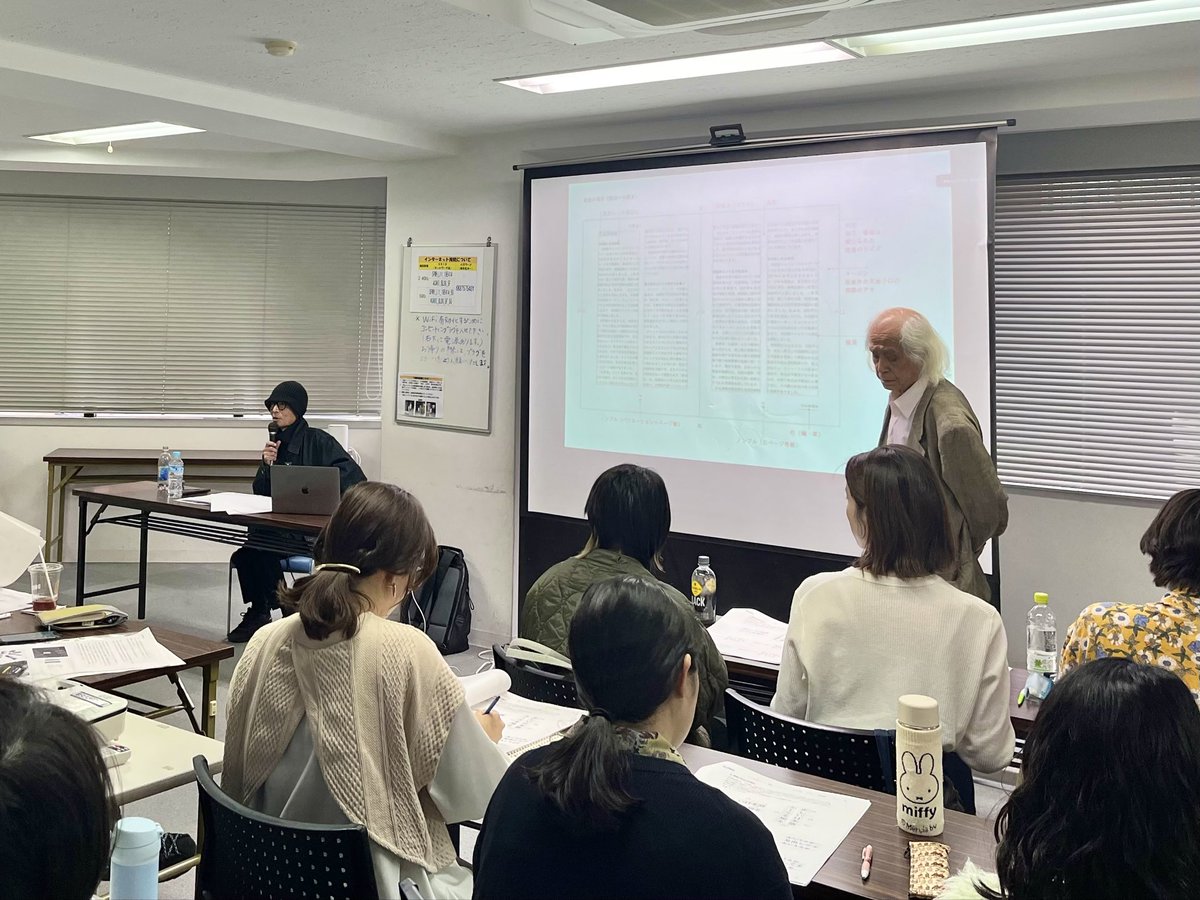 MeMeDesign_jp's tweet photo. 先週は、2回目の白井敬尚先生の授業で、活字組版の基礎を学びました！
普段何気なく読んでいる日本語の文章。
その中には、漢字や平仮名だけでなく、欧字、数字、句読点•約物など、さまざまな要素が繊細なバランスで組み合わさっています⚖️
文字を「読む」だけではなく「どう組まれているか」を意識して見ることで、紙面の印象や読み心地が大きく変わることを実感した授業でした。
複雑な要素を整理し、読みやすく構成する力。
日本語を扱うデザイナーにとって、組版はとても重要な基礎のひとつです✨
