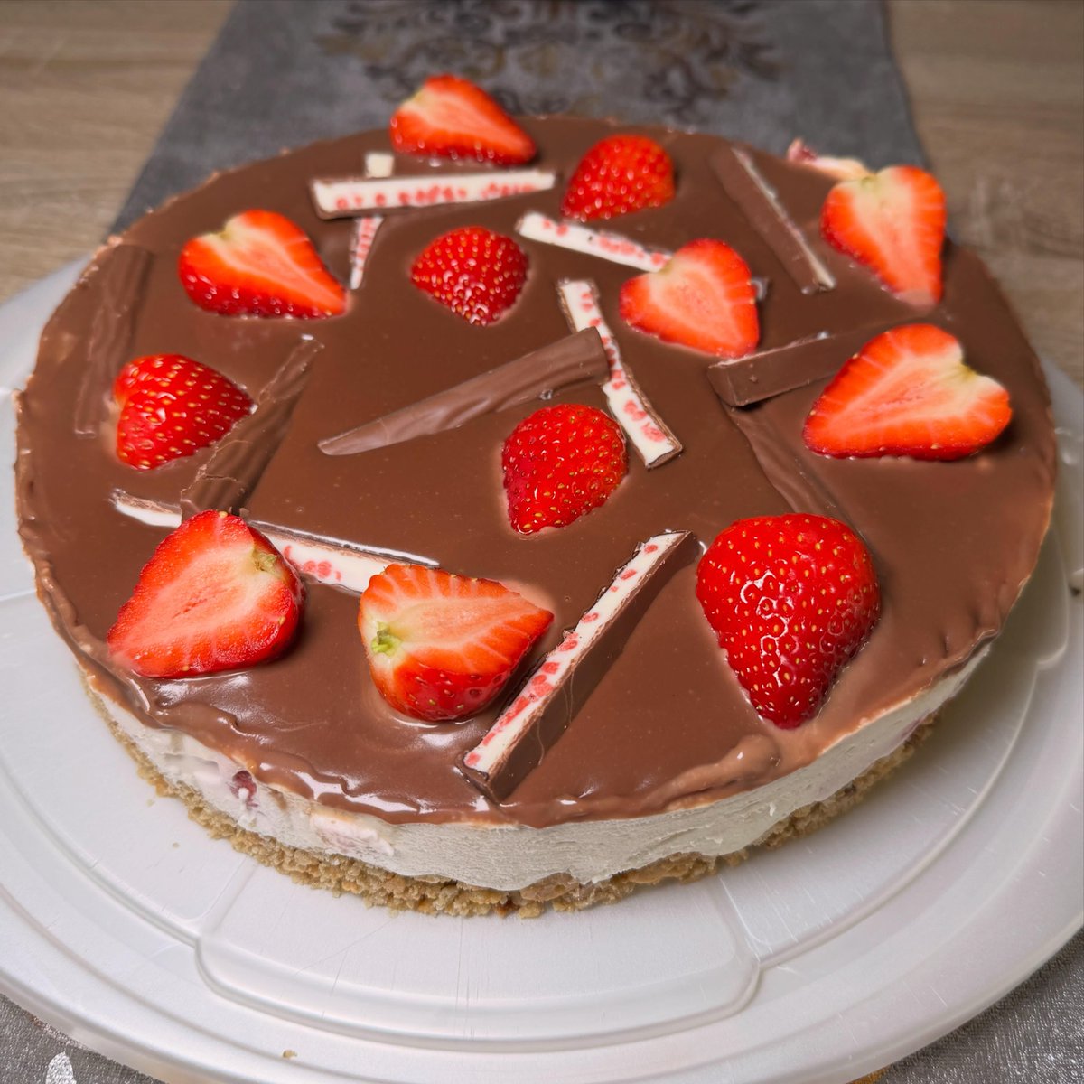 _cherrylein_'s tweet photo. Leckere Yogurette-Torte: https://t.co/OyU5hEl5M0 🍰🍓😋 #yogurettetorte #erbeertorte https://t.co/SGFRFH229V