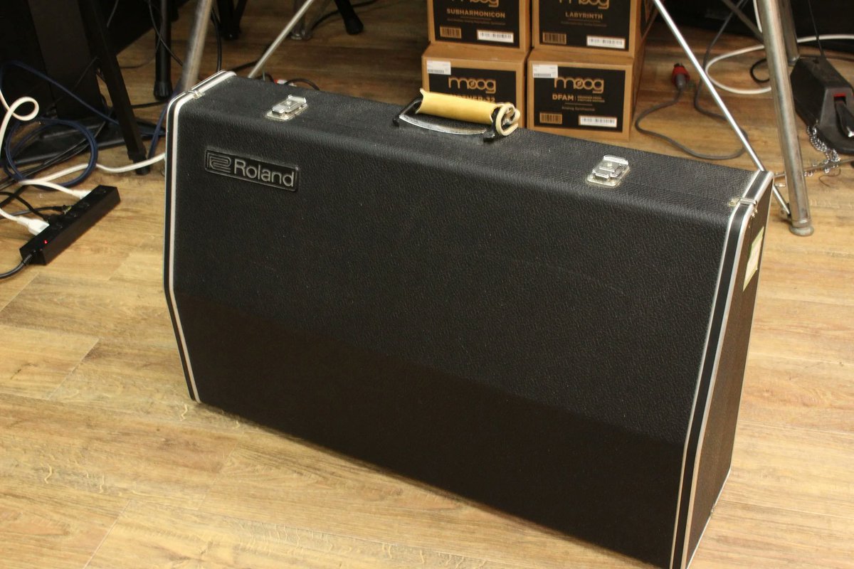1484_shinjuku's tweet photo. Roland SYSTEM-100 MODEL-101 中古で入荷!!
1975年に発売され伝説となっているセミモジュール式のSYSTEM-100の鍵盤ユニット!標準的な機能、VCO、VCF、VCA、ADSR、ノイズジェネレータを装備しており、太く煌びやかなサウンドはリードシンセ等におすすめ!!
#vintagesynth #キーボードマート新宿 https://t.co/rt6fqObdV8