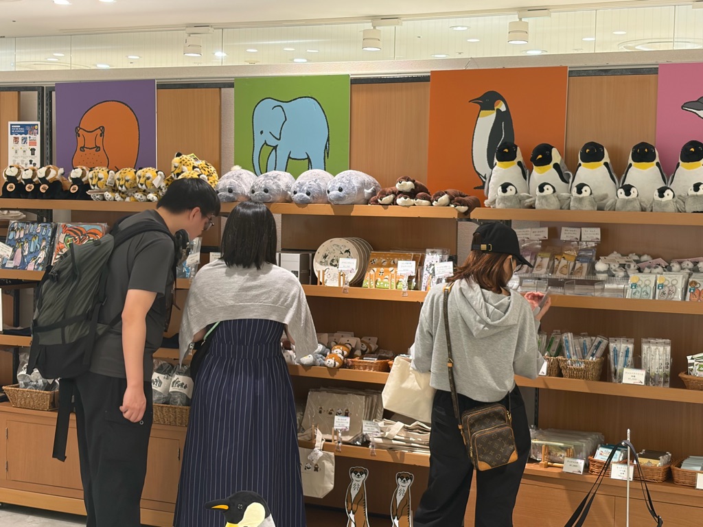 maruigroup's tweet photo. #アドベンチャーワールド POP-UP STOREに潜入💓📸

5/31(日)までなんばマルイで開催中！
「みんなでだいすきなどうぶつを応援」をテーマに、
動物たちの魅力を、“知って・楽しんで・応援する”体験型イベントです🐼

人気のオリジナルグッズ販売やイベント限定ステッカーのプレゼント企画に加え、展示やフォトスポットもございます！
（ベンチに座る大きなパンダがかわいい💓）

普段のお買い物が動物たちの応援につながる「#どうぶつエポスカード」についてもご紹介しています。
ぜひお立ち寄りください✨