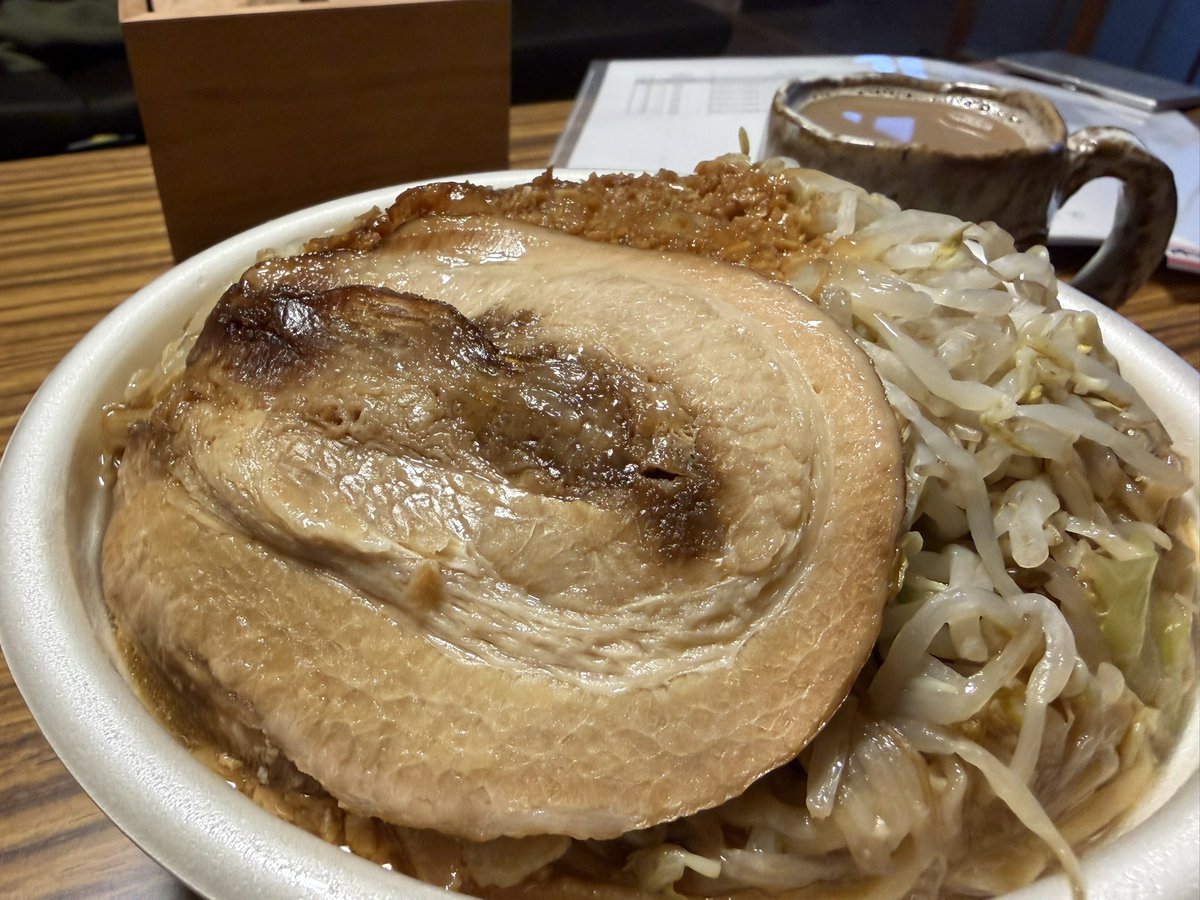 Tchokki's tweet photo. チョッキGT5000です！セブンイレブンの豚ラーメン🍜
今度は麺もやし そのままでチャーシュー増量を願う月曜日！？ https://t.co/d6QW8DisZ2