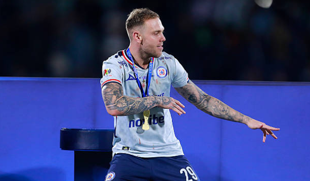 GEBDeportes's tweet photo. ⚽ #LigaMX #LiguillaMX #FinalMX #DatoGEB   

¡Pita y pita!

Final Vuelta - Marcador Final

@PumasMX 1 - 2 @CruzAzul

Global: CAZ 2-1

2° vez que Cruz Azul hilvana 10 juegos de Liguilla sin perder, la anterior la consiguió entre 1979 a 1980; 1° ocasión que Pumas UNAM pierde un juego de Final en casa, sumaba 8 triunfos y 6 empates.