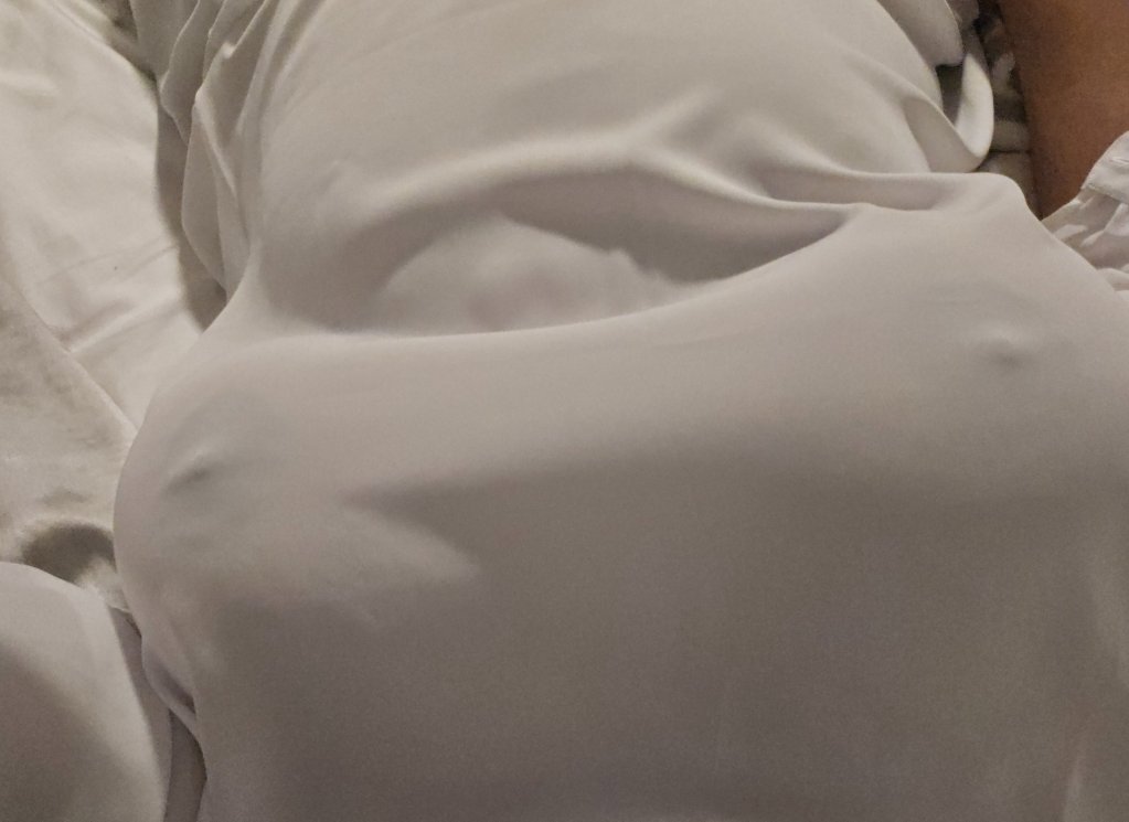plutonips's tweet photo. no bra https://t.co/XQBfHg5yFH